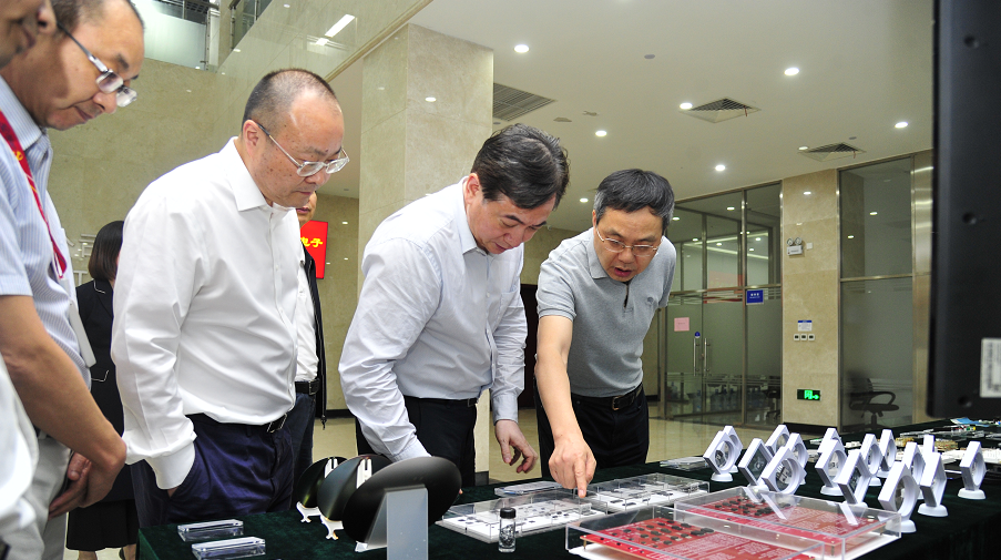 杭州市委副書(shū)記、市長(zhǎng)劉忻蒞臨士蘭微電子調(diào)研集成電路制造發(fā)展情況